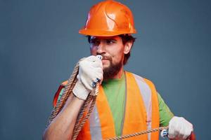 gebaard Mens in oranje moeilijk hoed bouw professioneel bijgesneden visie foto