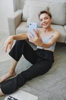 vrouw blogger selfies Aan telefoon, selfies en online gesprekken voor volgers, tiener ontwikkelt sociaal media, freelancer van huis foto