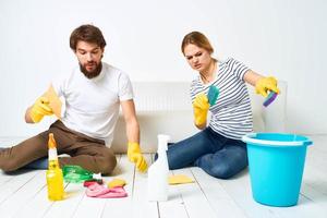 getrouwd paar gewricht huis schoonmaak onderhoud schoonmaak middel foto