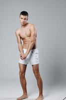atleet wit shorts gemotiveerd omhoog torso levensstijl foto