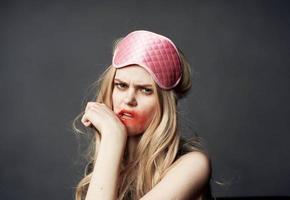 dronken blond slaap masker uitstrijkjes lippenstift allemaal over- haar gezicht foto
