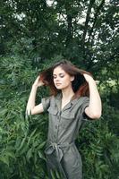 portret van een vrouw accenten hoofd haar- en landschap groen jumpsuit reizen foto