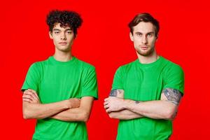 twee mannen in groen t-shirts staan De volgende naar communicatie vriendschap foto