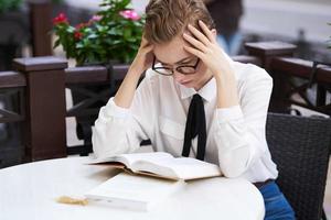 vrouw in een zomer cafe buitenshuis rust uit pret wandelen in de omgeving van stad- communicatie foto