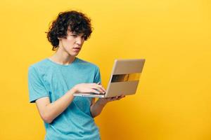 freelancer in blauw t-shirts met laptop internet levensstijl technologie foto