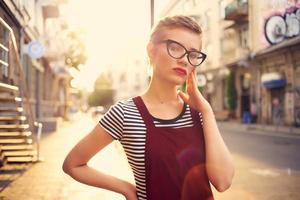 vrouw buitenshuis wandelen vakantie zomer kop van koffie foto