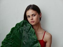 mooi vrouw groen blad rood zwempak exotisch studio foto