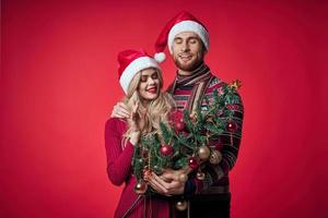 familie jong paar in nieuw jaar kleren samen romance Kerstmis foto