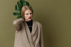 portret van een vrouw rood lippen palm blad charme mode levensstijl poseren foto