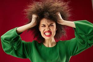 jong vrouw met gekruld haar- grijns poseren emotie kleur achtergrond ongewijzigd foto