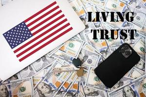 leven vertrouwen concept. Verenigde Staten van Amerika vlag, dollar geld met sleutels, laptop en telefoon achtergrond. foto