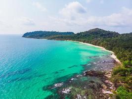 luchtfoto van prachtig strand en zee met coconut palmboom foto