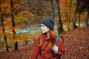 vrouw wandelaar wandelingen in de Woud in herfst in natuur in de buurt de rivier- en bladeren landschap foto