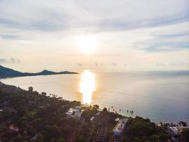mooie luchtfoto van strand en zee op het eiland Koh Samui, Thailand foto