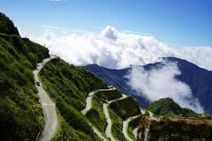 golvend en zig zag weg van zijde route oosten- sikkim foto