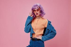 positief jong vrouw denim kleding mode poseren pet roze bril kleur achtergrond ongewijzigd foto