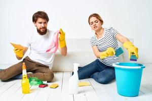getrouwd paar gewricht huis schoonmaak onderhoud schoonmaak middel foto