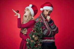 Mens en vrouw Kerstmis vakantie nieuw jaar romance rood achtergrond foto