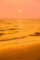 zonsondergang op het strand foto