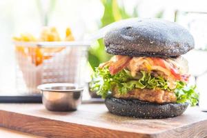 hamburger met zwart brood foto