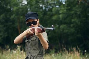 vrouw Aan natuur in zonnebril met armen zwart pet foto