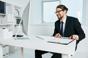 mannetje manager in een pak kantoor werk telefoon uitvoerend foto