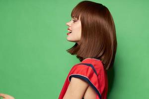 groen achtergrond mooi vrouw in rood t-shirt kant visie vrij plaats foto