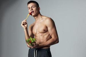 sport Mens gezond aan het eten vers salade geïsoleerd achtergrond training foto