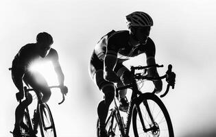 atleet fietsers in silhouetten Aan wit achtergrond. illustratie ai generatief foto