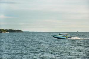 speedboot in de buurt van pattaya, thailand foto