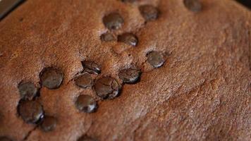 chocola taart met chocola chips Aan een houten achtergrond. detailopname. foto