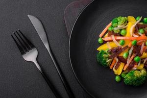 heerlijk gestoomd groenten broccoli, paddestoelen, erwten, wortels en uien foto