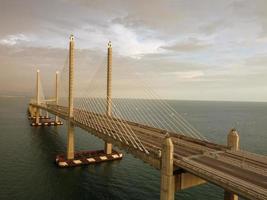 penang tweede brug gedurende avond zon licht foto