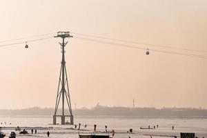 kabelbaan optillen aan de overkant de songhua rivier- in winter, horizon van songhuajiang rivier- in harbin foto