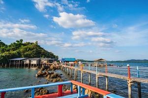 houten brug Aan de oceaan met mooi zeegezicht Bij jaedee klang naam gezichtspunt baan hua laem chanthaburi stad Thailand. foto