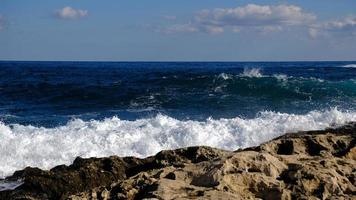 blauw zee Golf en wit schuim en plons. steen strand Aan eiland van Malta, Nee zanderig strand. zomer vakantie grens kader concept. tropisch eiland vakantie achtergrond. toerist reizen banier ontwerp sjabloon. foto