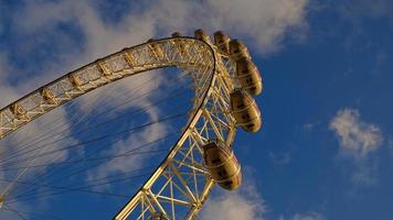 ferris wiel in de amusement park Aan achtergrond van blauw lucht met wolken. laag hoek visie van een groot ferris wiel. foto