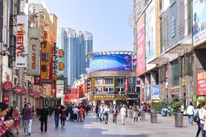 guangzhou, China - apr 02-winkelen in shangxia jiu voetganger boodschappen doen straat Aan april 02, 2017 in guangzhou, shangxia jiu voetganger boodschappen doen straat is de hoofd boodschappen doen straat in Guangzhou. foto