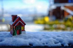 miniatuur Kerstmis huis zetten Aan wit sneeuw. foto
