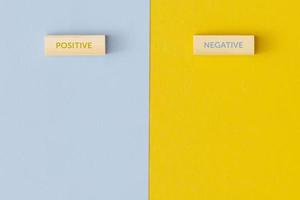 concept van positief en negatief evaluatie in besluit maken, goedkeuring of stemmen. foto