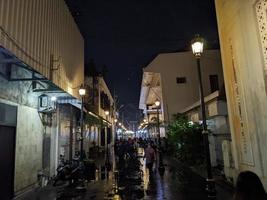 nacht wandelaar Aan de licht van downtown stad. de foto is geschikt naar gebruik voor stad landschap achtergrond en nacht licht.