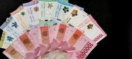 nieuw bankbiljetten uitgegeven in 2022 van rp. 1.000 naar rp. 100.000. Indonesisch roepia valuta concept geïsoleerd Aan zwart achtergrond. negatief ruimte foto