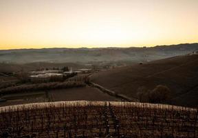 landschappen van de piemontese langhe Bij dageraad Aan een verkoudheid winter dag in 2023 foto