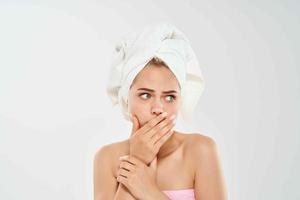 vrouw met een handdoek Aan haar hoofd schoon huid Gezondheid emoties dermatologie foto