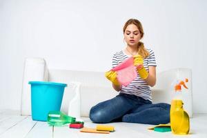 vrouw Bij huis wast de vloeren het verstrekken van Diensten interieur huiswerk foto