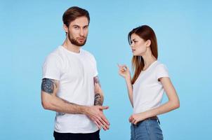 Mens en vrouw in wit t-shirts jong paar chatten bijgesneden visie foto