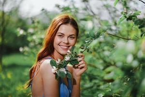 vrouw portret glimlachen prachtig met tanden en op zoek in de camera in voorjaar geluk in natuur tegen een groen boom, veiligheid van allergieën en insecten foto