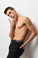 schattig Mens woorden gemotiveerd omhoog gespierd torso poseren aantrekkingskracht en luxe model- foto