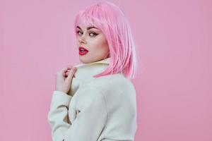 mooi jong vrouw in wit blazer roze haar- aantrekkingskracht schoonheidsmiddelen kleur achtergrond ongewijzigd foto