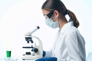 vrouw laboratorium assistent microscoop diagnostiek chemie Onderzoek foto